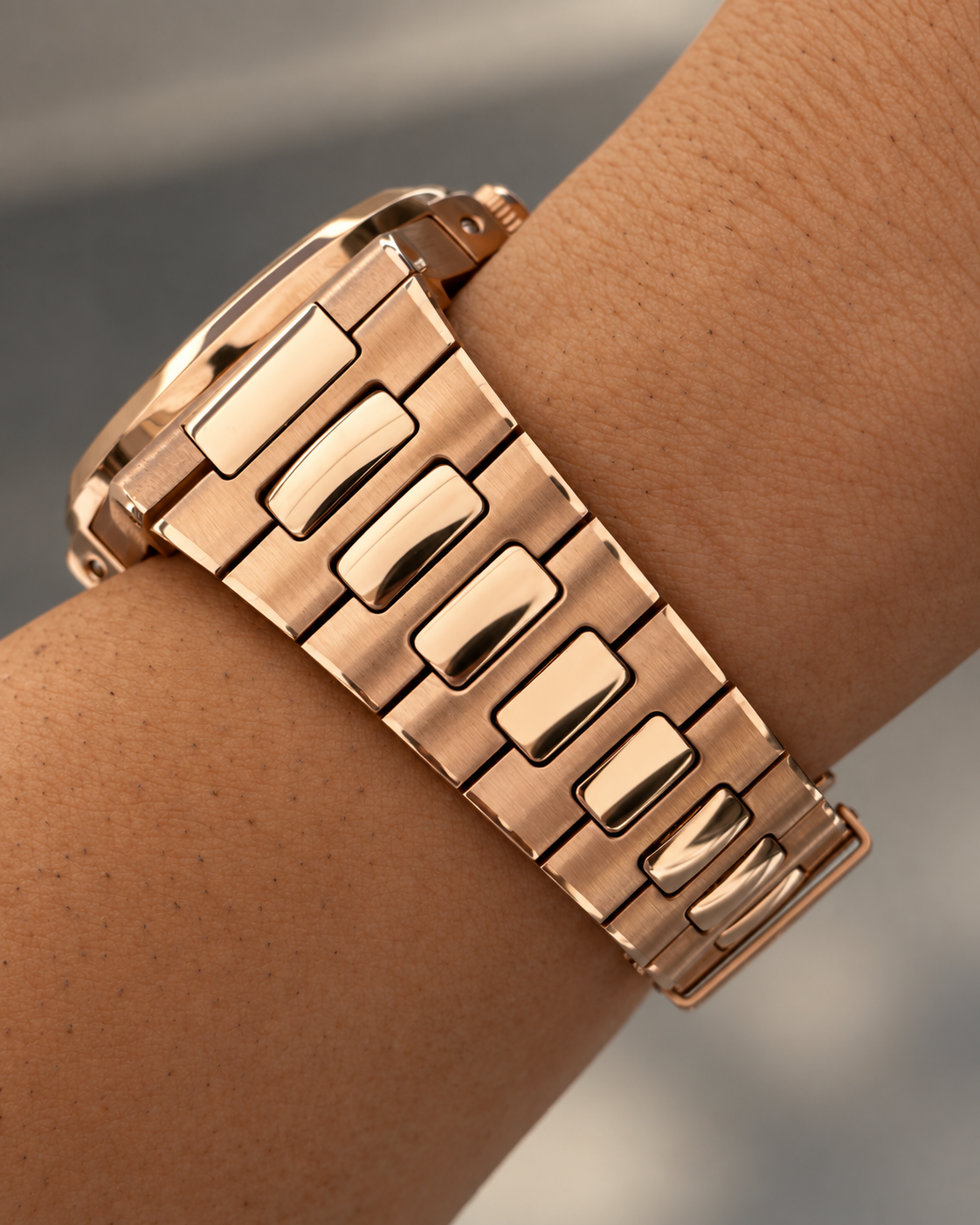 Nautilus Rose Gold Open Heart de Royalty Watch, esfera chocolate y acabado oro rosa