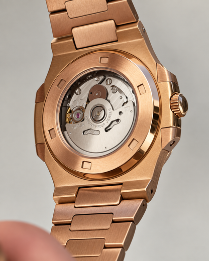 Nautilus Rose Gold Open Heart de Royalty Watch, esfera chocolate y acabado oro rosa